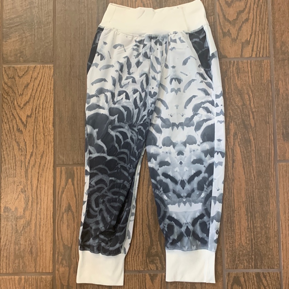 Lululemon Lighthweight Capri Joggers